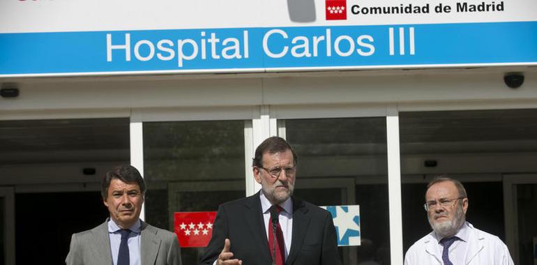 Rajoy visita, sin Ana Mato, el hospital Carlos III