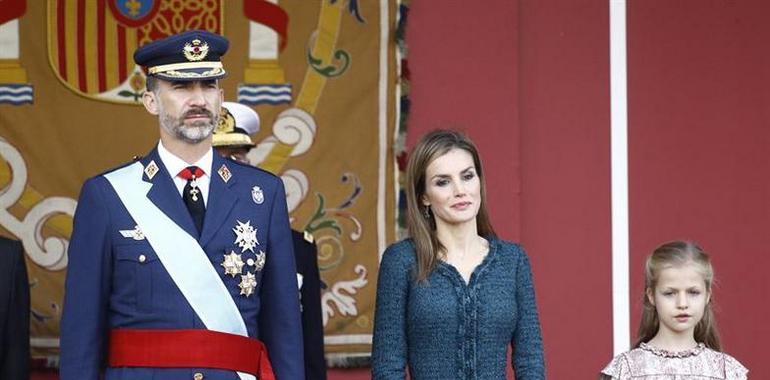 Don Felipe y Doña Letizia presiden su primer desfile del 12 de octubre junto con sus hijas