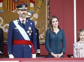 Don Felipe y Doña Letizia presiden su primer desfile del 12 de octubre junto con sus hijas