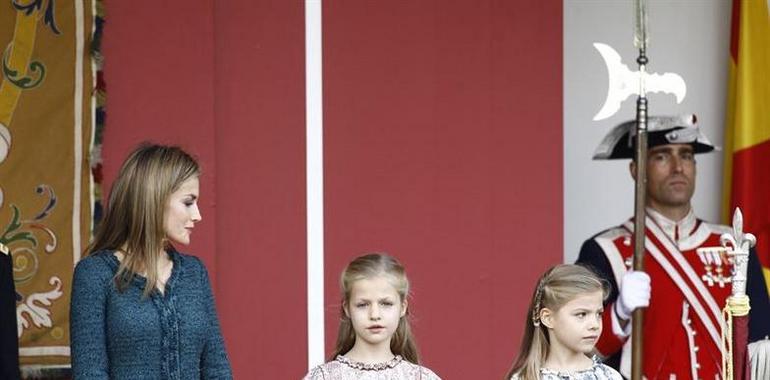 La Princesa de Asturias comentó con gran interés el desfile militar 