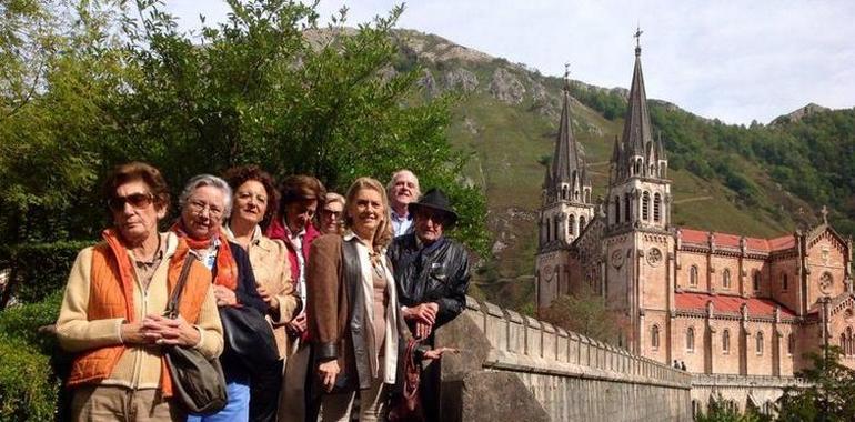 La Cofradía Doña Gontrodo cumple visita a Covadonga