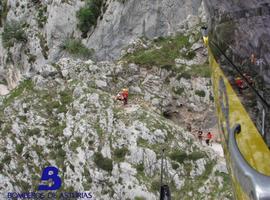 Rescatado un excursionista gravemente herido tras caerle una piedra en un desfiladero