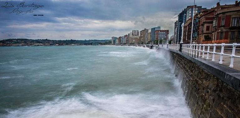 La bahía gijonesa acoge este sábado la gran cita del surf asturiano