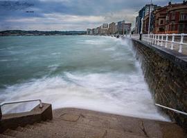 La bahía gijonesa acoge este sábado la gran cita del surf asturiano