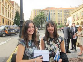 Un recién licenciado entrega a los Reyes una chapa de las Marchas por la Dignidad