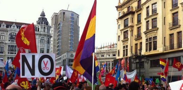 Aplauso ciudadano y clamor de protesta reciben a los Reyes a su llegada al Campoamor