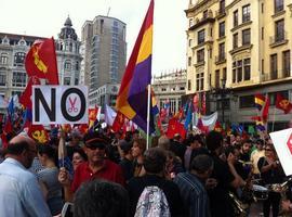 Aplauso ciudadano y clamor de protesta reciben a los Reyes a su llegada al Campoamor