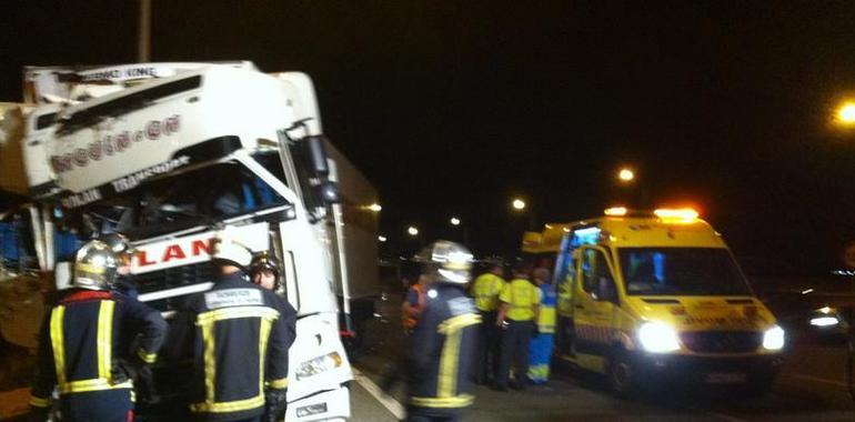 Dos herido muy graves por un alcance de camiones en la M50