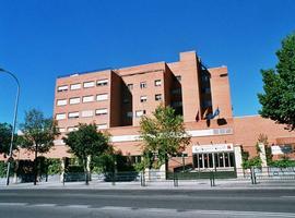 La cooperante repatriada por riesgu débola yá ta nel Hospital Carlos III de Madrid