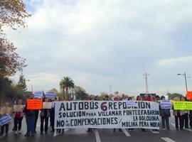Vecinos de la zona Oeste de Oviedo cortan la AS-232 para reclamar al PP líneas de bus