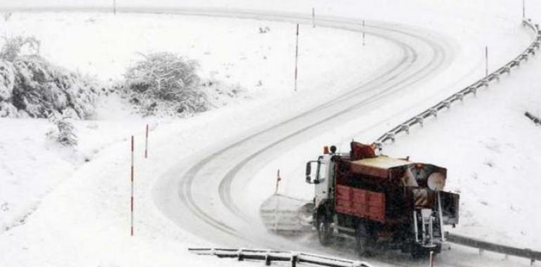 Leitariegos, Connio y Cerredo, con cadenas. La nieve baja a mil metros