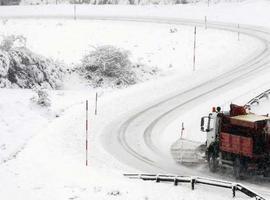 Leitariegos, Connio y Cerredo, con cadenas. La nieve baja a mil metros