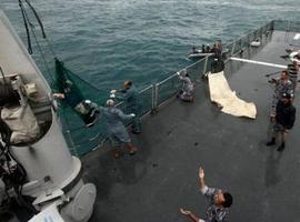 Encuentran en el fondo del mar dos grandes trozos del avión de AirAsia  