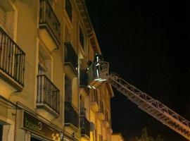 Nueve personas intoxicadas en un incendio de vivienda en la calle Almíbar de Madrid