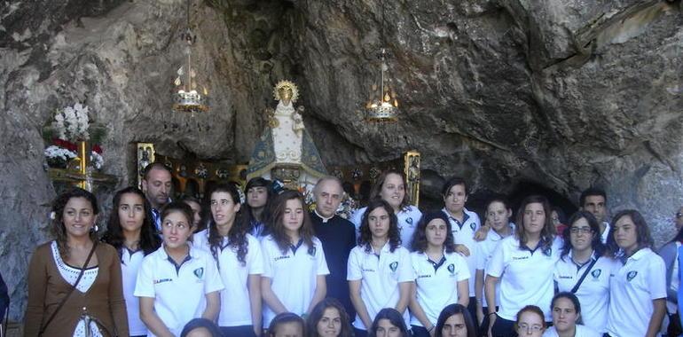 El Oviedo Moderno pide ayuda a la Santina y las jugadoras practican surf en Barro