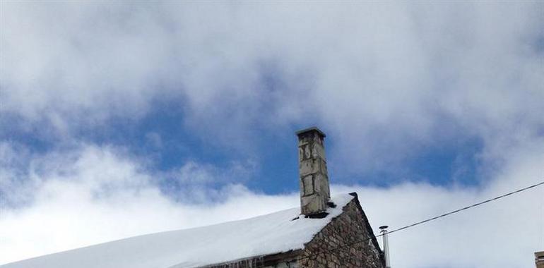 Dos puertos de montaña y tres carreteras cerrados por la nieve en Asturias