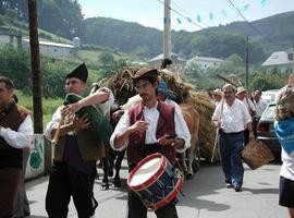 Navelgas celebra el Día de los Pueblos de Asturias honrando a Villayón