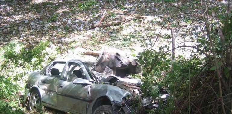 Cuatro heridos al caer su coche más de 10 metros al río en Javita, Cangas del Narcea