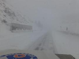 Un puerto de montaña cerrado al tráfico y quince con cadenas en Asturias