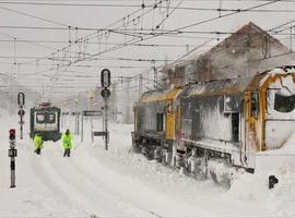 Asturias sigue incomunicada por ferrocarril con la meseta a causa de la nieve