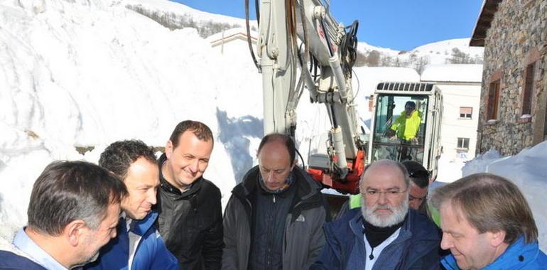 Guillermo Martínez visita Sotres (Cabrales), donde se trabaja en la apertura de las vías