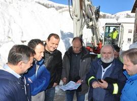 Guillermo Martínez visita Sotres (Cabrales), donde se trabaja en la apertura de las vías