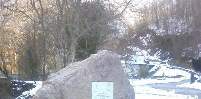 Dos monolitos en recuerdo de las víctimas de la Guerra Civil y el franquismo en Cangas del Narcea