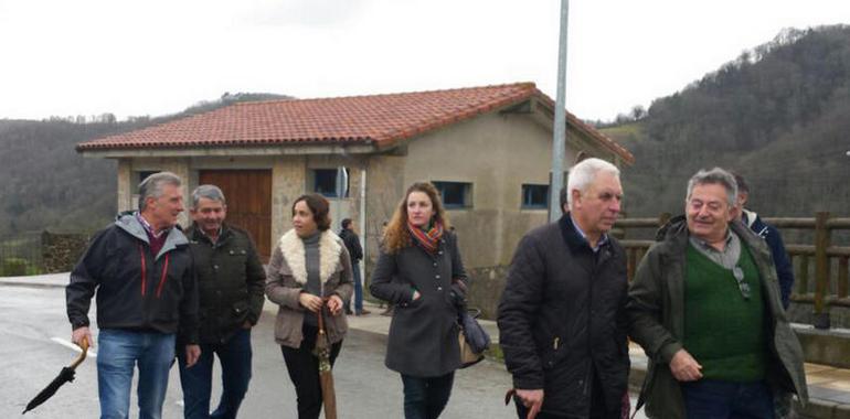 Carcedo visita las obras de rehabilitación del Camino de la Torre en Santa Eulalia de Cabranes
