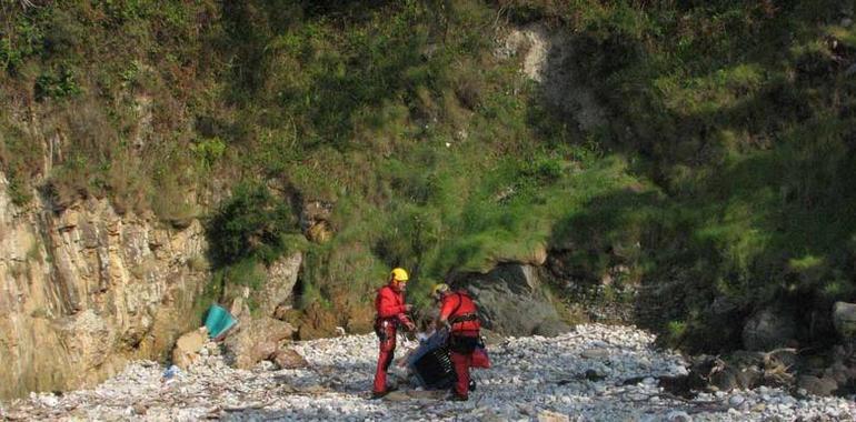 Rescatados dos adultos y dos niños aislados por la marea en la playa del Silencio