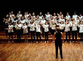 Jóvenes intérpretes del Julián Orbón en la sala de El Corte Inglés avilesino