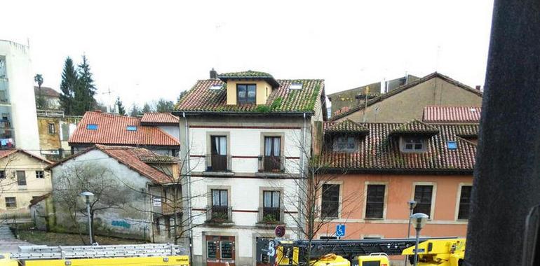 Un anciano intoxicado de gravedad en el incendio de su casa en Siero