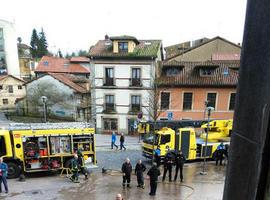 Un anciano intoxicado de gravedad en el incendio de su casa en Siero