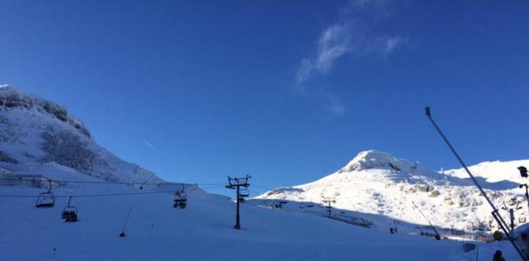 Más de 11.000 esquiadores en las estaciones asturianas durante el fin de semana