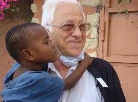 Osoro apoya al padre Ángel en la reapertura de San Antón, en Madrid, como iglesia solidaria 