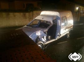 Trasladado al HUCA un hombre que se estrelló contra un camión grúa en Salas