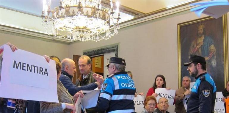 La Policia Local desaloja a los vecinos por protestar en un pleno municipal