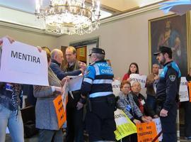La Policia Local desaloja a los vecinos por protestar en un pleno municipal