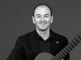 Concierto del guitarrista Rubén López en el Casino de Llanes