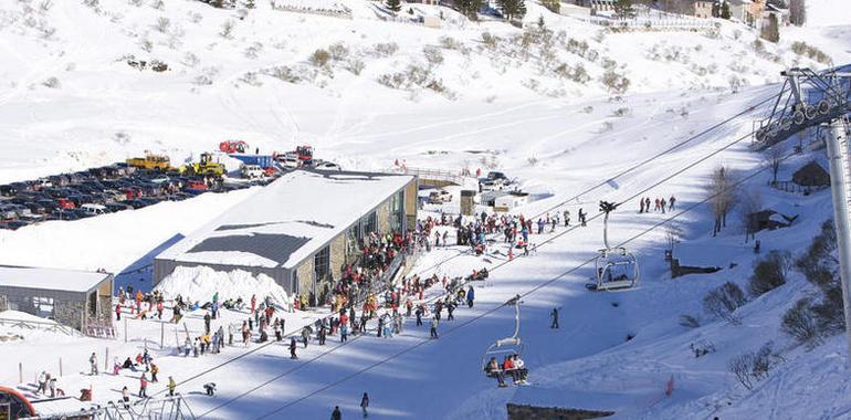FORO censura que Pajares y Fuentes de Invierno cierren con nieve y gran afluencia de gente