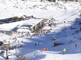 FORO censura que Pajares y Fuentes de Invierno cierren con nieve y gran afluencia de gente