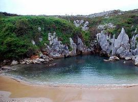 Buscan a un pescador al que un golpe de mar tiró al agua en Llanes