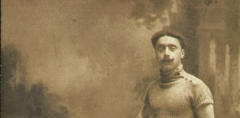 Homenaje del ciclismo asturiano a la familia De La Cuesta