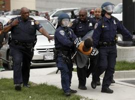  Baltimore estalla tras funeral de joven negro muerto presuntamente a manos de la policía 