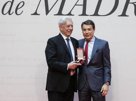 Medalla de Oro de Madrid para Vargas Llosa y el Teatro Real