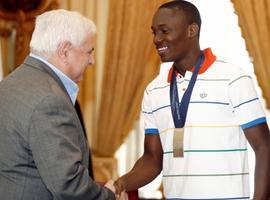 Alonso Edward recibe la felicitación de Martinelli por su Medalla en el Mundial de Atletismo