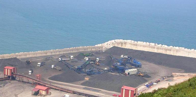 Encapuchados vuelcan el carbón de los camiones en la AS-117 a la altura de Tarna