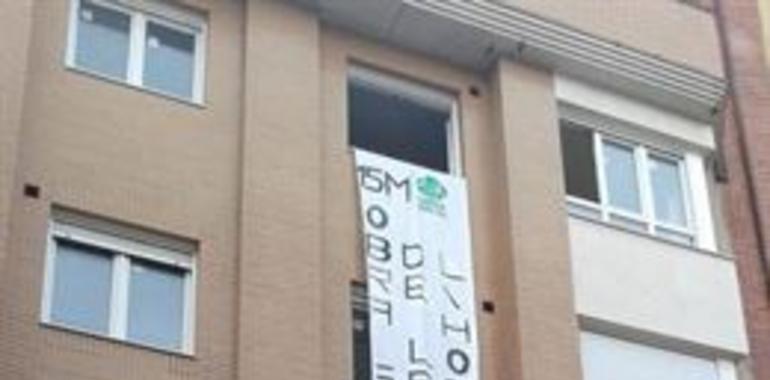 3 familias ocupan en Gijón un edificio del banco malo y reclaman negociar un alquiler
