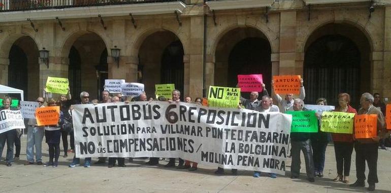 Nueva concentración vecinal ante el Ayuntamiento para reclamar a PP y a IU la Línea 6 de TUA