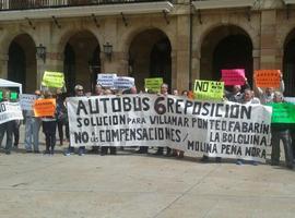 Nueva concentración vecinal ante el Ayuntamiento para reclamar a PP y a IU la Línea 6 de TUA