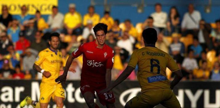El Sporting empató sin goles ante el Alcorcón en un intenso partido